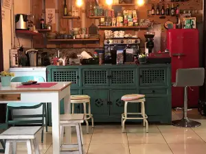 La Casa Abajo