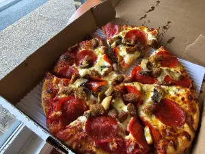 Fox's Pizza Den