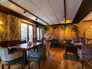 Happy Bar & Grill