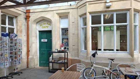 Off The Rails Cafe in 利