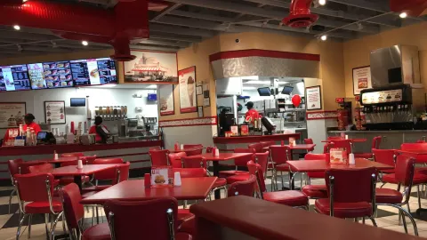 Freddy's Frozen Custard & Steakburgers in ดุลูท