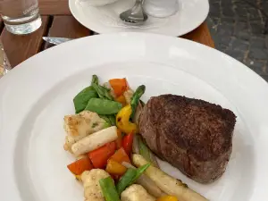 LEOPOLD Restaurant im Weingut von Winning