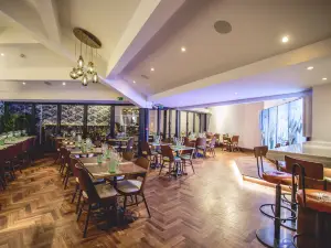 Alexander's Grand Café, Bar & Terrace