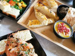 Beach House Bar & Bistro