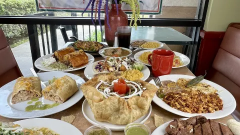 Burritos Lalo | Mexican Food in ลอมพอค