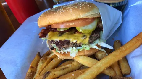 Killer Burger Hollywood in มัลท์โนมาห์ เคาน์ตี