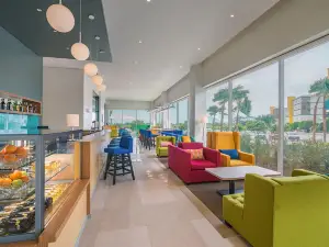 HUES Restaurant and Lobby Bar