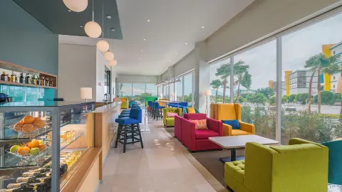 HUES Restaurant and Lobby Bar in Mabalacat