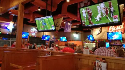 Hooters in Topeka