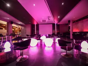 Hi Tide Sports Lounge