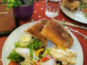 2 Sisters Cafe at Plumgarths