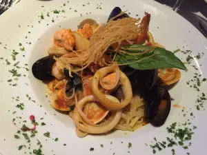 Café Catula Restaurant & Fine Art Gallery