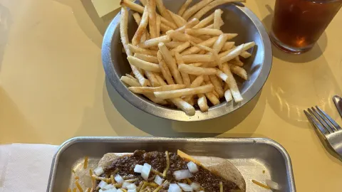 Nick's Famous Coney Island in มัลท์โนมาห์ เคาน์ตี