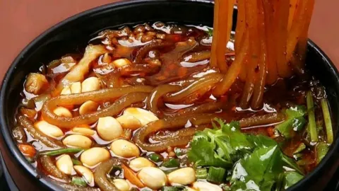 八哥酸辣粉 in Luyi