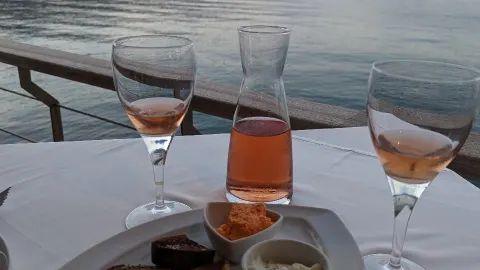 Ferryman Taverna in 伊羅達