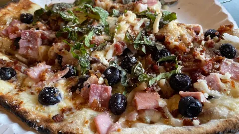 Cooking Carberrys wood Fired Pizza in 머니싱