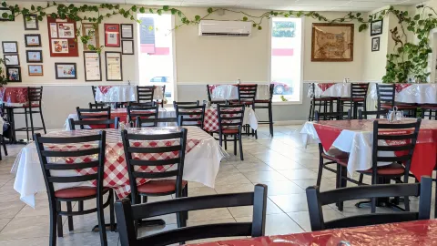 Cuban Island Restaurant in Роанок