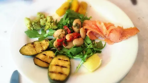 Piazza Italia in มัลท์โนมาห์ เคาน์ตี