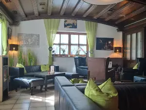 ÄDÄM's Cocktailerie & Lounge