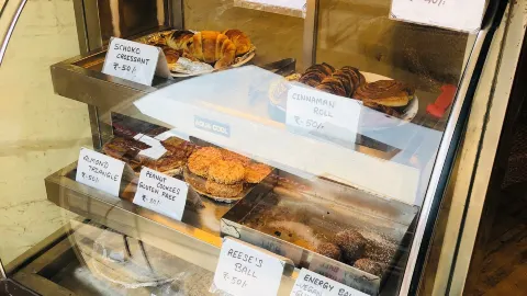 Babylon Restaurant, Pumpernickel German Bakery in Ришикеш