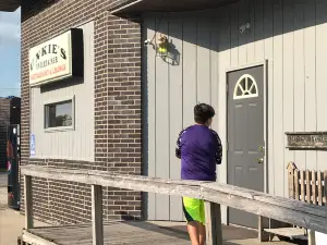 Unkie’s Entertainer Restaurant and Lounge