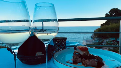 Restaurant Les Belles Canailles in แคสซิส