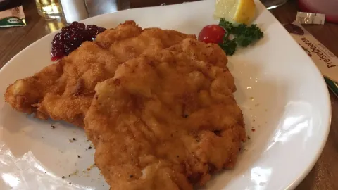 Cafe-Restaurant REMISE in 布盧登茨