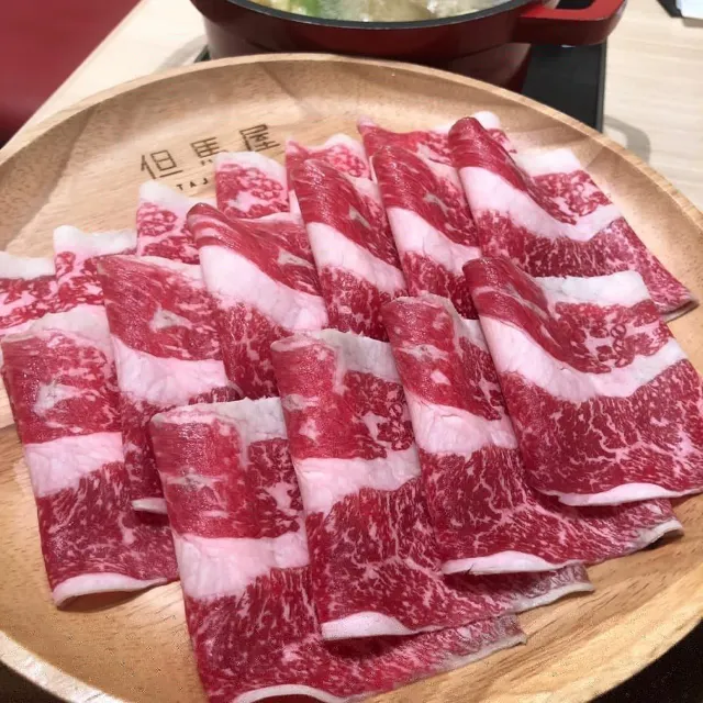 但馬屋的木盤生牛肉片,油花細密