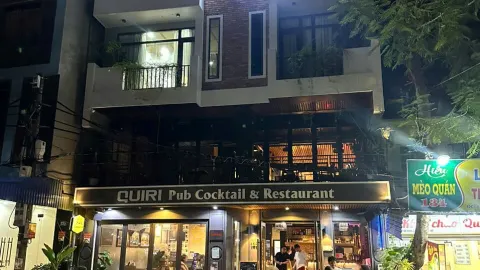 Quiri Pub Cocktail & Restaurant in ไฮฟอง