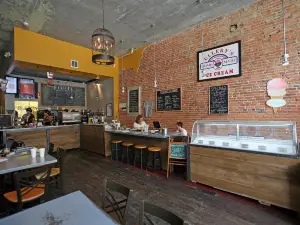 Roscoe’s Coffee Bar & Tap Room