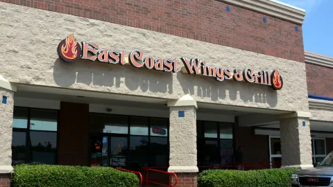 East Coast Wings + Grill in 살리스버리