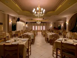 Faros Luxury Suites & Restaurant
