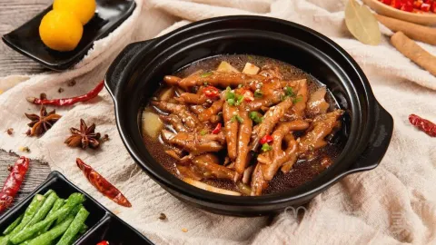 昱顺祥黄焖鸡米饭(烈士塔店) in หลงโข่ว