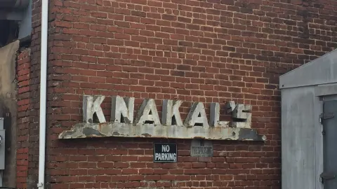 Knakal's Bakery in カルペパー