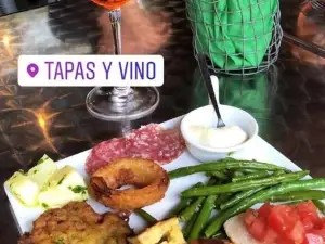Tapas y Vino