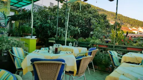 Mendula Restaurant in Bol