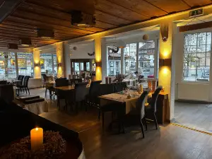 Adler Lounge Bar & Restaurant