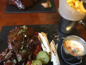 Huckleberrys Bar and Grill