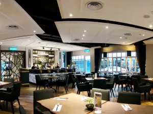 Bonzer Restaurant • Kingwood Hotel