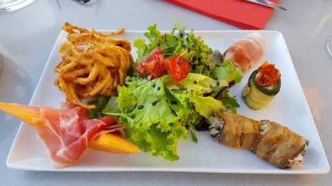 Pasta Politi Restaurant in Сет