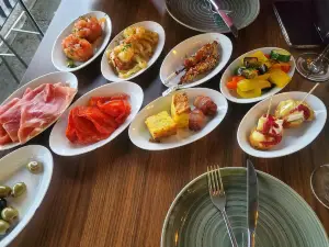 Mira Vino Y Tapas