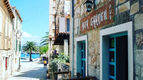 Pub BEER GARDEN in สปลิต-ดัลเมเชีย