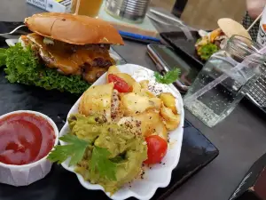 Leo's Juice & Burger