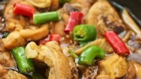 小夫妻黄焖鸡米饭 in หลงโข่ว
