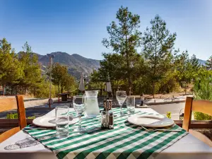 Seven Hills Taverna