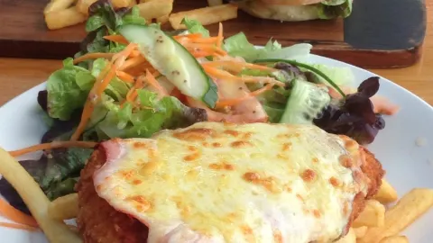 The Wye Beach Hotel Bistro in ลอร์น