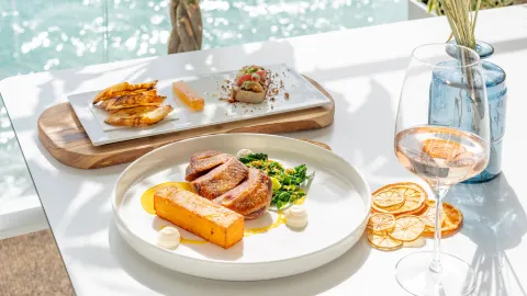 Dukley Seafront Restaurant in บุดวา