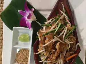 Nom's Family Restaurant & Bungalows