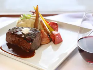 19 Okanagan Grill + Bar