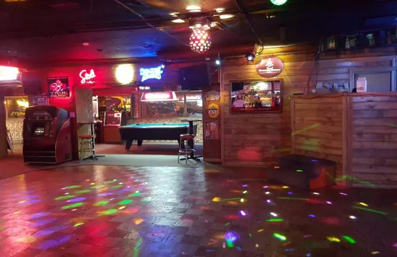 Quarters Bar and Grill